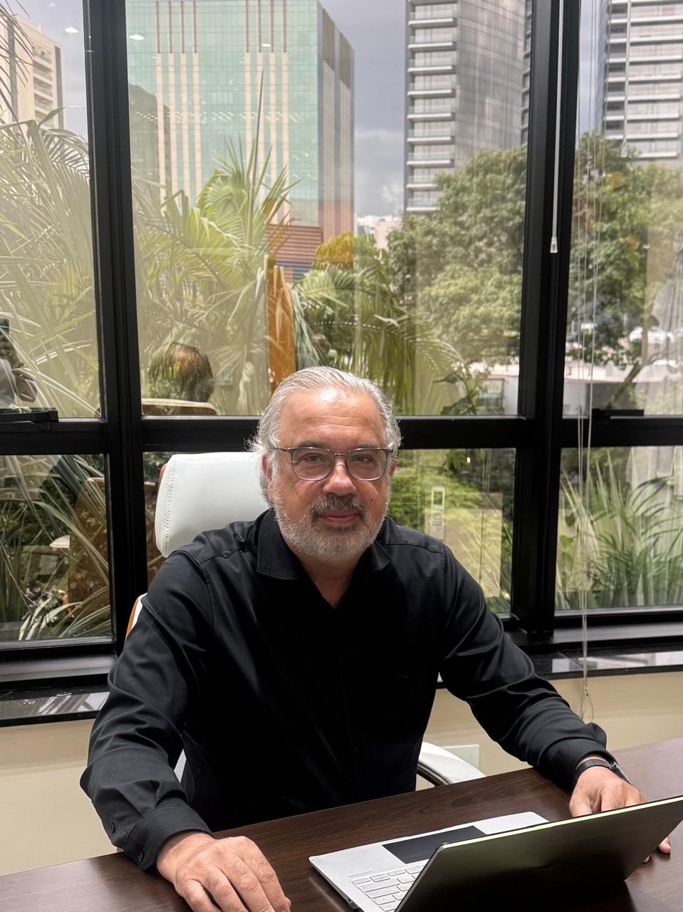 Dr. Tommy Mermerian – Cirurgião Plástico